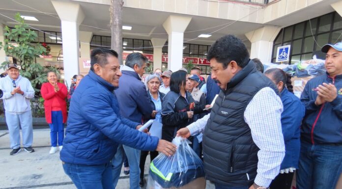 Gobierno de Texcoco entrega uniformes y arcones navideños a personal sindicalizado
