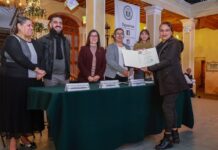 Impulsa UAEMéx el talento universitario con el Mercado Emprendedor Navideño 2025