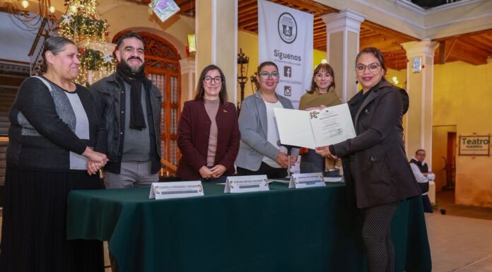 Impulsa UAEMéx el talento universitario con el Mercado Emprendedor Navideño 2025