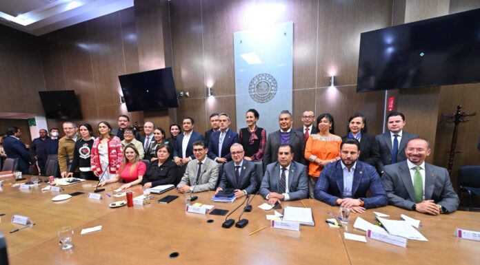 Legislativo y Ejecutivo acuerdan frenar aumento a edad de jubilación y cobro al transporte de carga