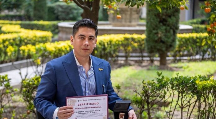 Docente de la UAEMéx recibe el Premio Mexiquense a la Excelencia Empresarial 2024