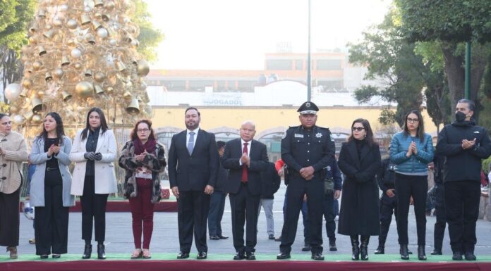 Encabeza Raciel Pérez Cruz ceremonia solemne de izamiento de bandera en Tlalnepantla