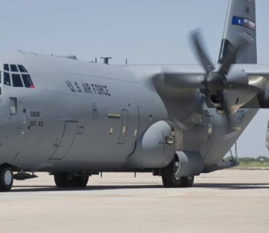 Aterriza avión de la Fuerza Aérea de Estados Unidos en Toluca en medio de tensión por amenazas contra cárteles