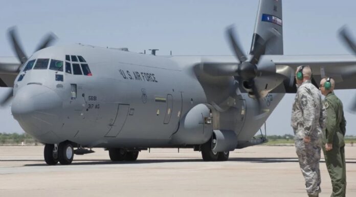 Aterriza avión de la Fuerza Aérea de Estados Unidos en Toluca en medio de tensión por amenazas contra cárteles