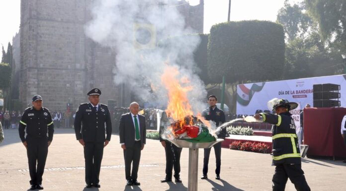 Raciel Pérez Cruz encabeza ceremonia del Día de la Bandera en Tlalnepantla