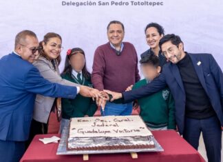 Ricardo Moreno refrenda su compromiso con la educación al entregar arcotecho en San Pedro Totoltepec
