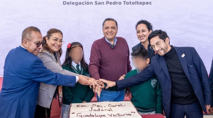 Ricardo Moreno refrenda su compromiso con la educación al entregar arcotecho en San Pedro Totoltepec