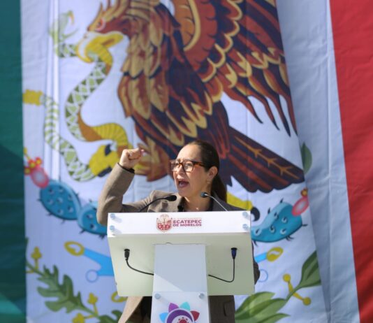Azucena Cisneros respalda a Claudia Sheinbaum y llama a la unidad nacional en el Día de la Bandera