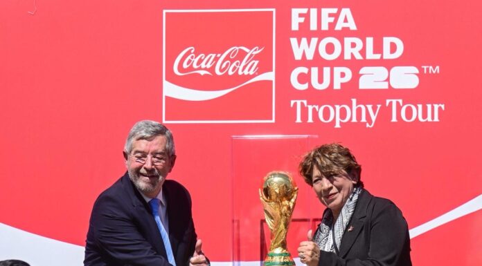 Recibe Delfina Gómez en el AIFA el Trofeo Original del Mundial 2026; arranca en EdoMéx su gira por el país