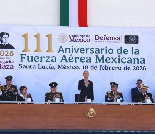 Delfina Gómez acompaña a Claudia Sheinbaum en el 111 aniversario de la Fuerza Aérea Mexicana en Santa Lucía