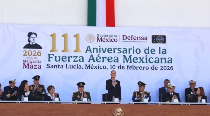 Delfina Gómez acompaña a Claudia Sheinbaum en el 111 aniversario de la Fuerza Aérea Mexicana en Santa Lucía