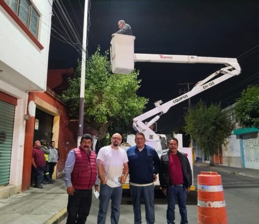 Supervisa Nazario Gutiérrez modernización de luminarias en la cabecera municipal de Texcoco