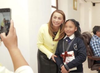 Saray Benítez impulsa la educación y reconoce a estudiantes destacados en Mexicaltzingo