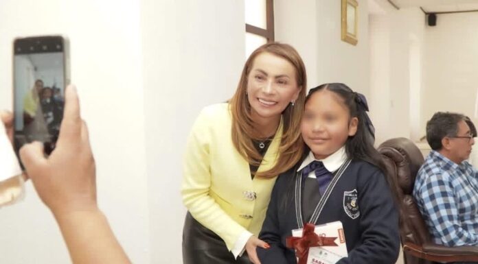 Saray Benítez impulsa la educación y reconoce a estudiantes destacados en Mexicaltzingo