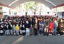 Raciel Pérez Cruz entrega computadoras en primaria de Tlalnepantla
