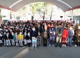 Raciel Pérez Cruz entrega computadoras en primaria de Tlalnepantla