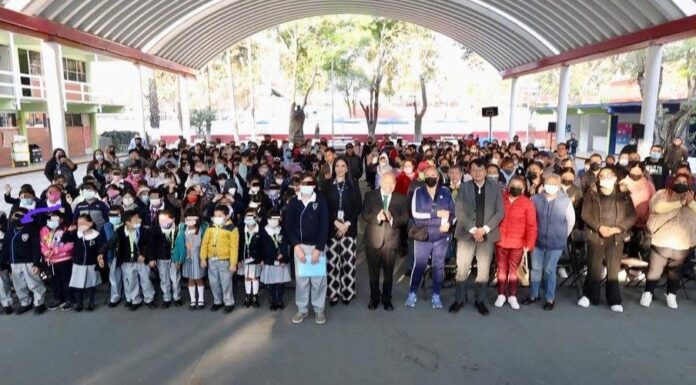 Raciel Pérez Cruz entrega computadoras en primaria de Tlalnepantla