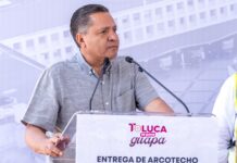 Entrega Ricardo Moreno arcotecho en telesecundaria de Toluca tras una década de espera