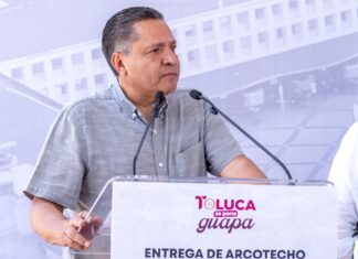 Entrega Ricardo Moreno arcotecho en telesecundaria de Toluca tras una década de espera