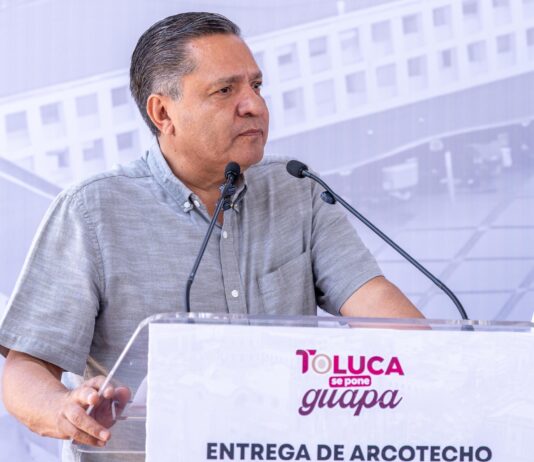Entrega Ricardo Moreno arcotecho en telesecundaria de Toluca tras una década de espera