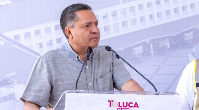 Entrega Ricardo Moreno arcotecho en telesecundaria de Toluca tras una década de espera