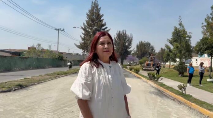 SUPERVISA ROSI WONG OBRA DE PAVIMENTACIÓN EN URBI TECÁMAC Y DIALOGA CON VECINOS