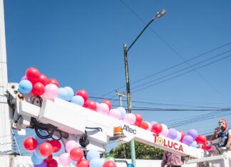 Caravana de limpia llena de color y alegría las calles de Toluca por el Día de la Niña y el Niño