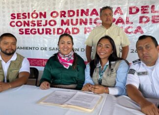 Yessika Santana, alcaldesa de San Simón de Guerrero, firma convenio con IMSS Bienestar para fortalecer servicios de salud