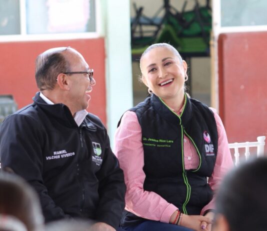 Manuel Vilchis Viveros supervisa entrega de aula equipada en Zinacantepec