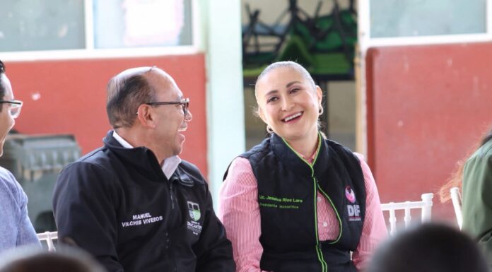 Manuel Vilchis Viveros supervisa entrega de aula equipada en Zinacantepec