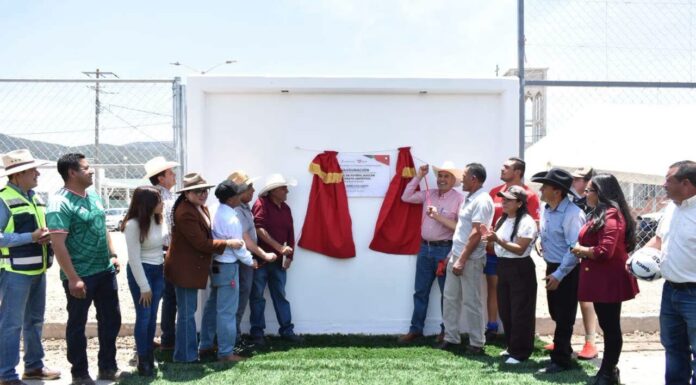Inauguran cancha de fútbol con pasto sintético en Bucio, Timilpan