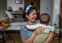 La maternidad impulsa los sueños: estudiante de la UAEMéx construye su carrera artística entre aulas y crianza