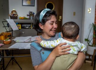 La maternidad impulsa los sueños: estudiante de la UAEMéx construye su carrera artística entre aulas y crianza