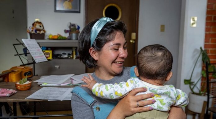 La maternidad impulsa los sueños: estudiante de la UAEMéx construye su carrera artística entre aulas y crianza