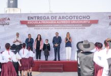 Ricardo Moreno entrega arcotecho en primaria de Toluca y refuerza apoyo a la educación