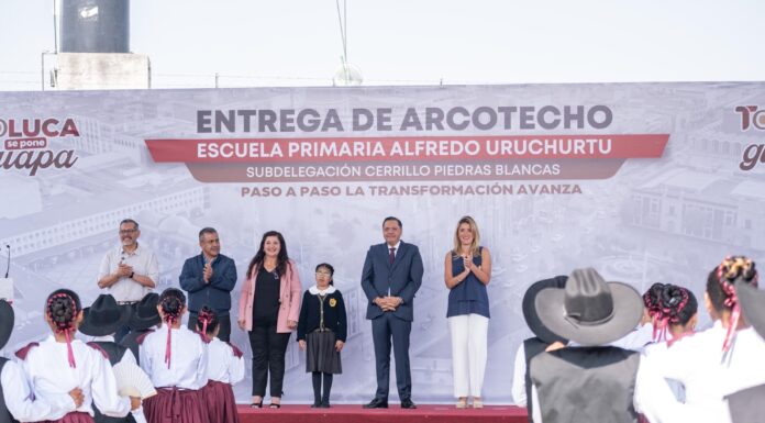 Ricardo Moreno entrega arcotecho en primaria de Toluca y refuerza apoyo a la educación