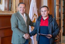 Ricardo Moreno hace justicia a policías jubilados y entrega finiquitos pendientes en Toluca