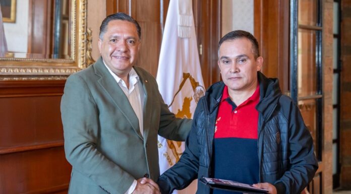 Ricardo Moreno hace justicia a policías jubilados y entrega finiquitos pendientes en Toluca