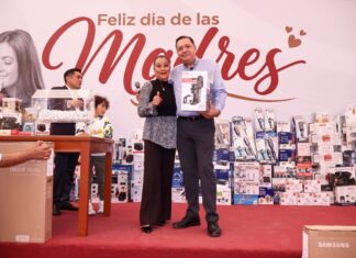 Celebra Ricardo Moreno a madres trabajadoras del Ayuntamiento de Toluca