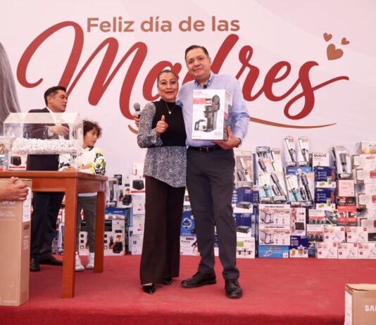 Celebra Ricardo Moreno a madres trabajadoras del Ayuntamiento de Toluca