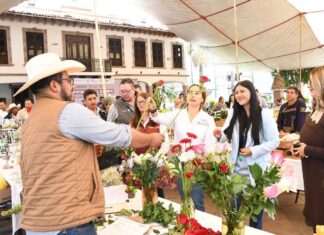 Carmen Albarrán impulsa el comercio local y respalda a microempresarios de Donato Guerra