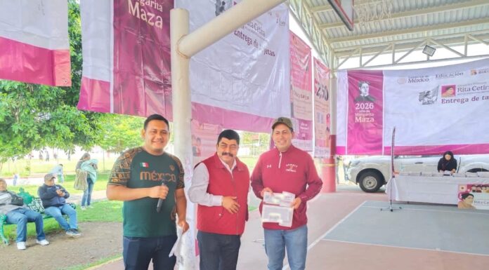 Apoya Nazario Gutiérrez la educación en Texcoco con entrega de tarjetas del bienestar para estudiantes