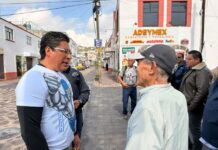 Roberto Bautista supervisa labores de limpieza en la nueva calle León Guzmán en Tenango del Valle