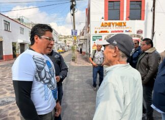 Roberto Bautista supervisa labores de limpieza en la nueva calle León Guzmán en Tenango del Valle