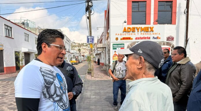 Roberto Bautista supervisa labores de limpieza en la nueva calle León Guzmán en Tenango del Valle