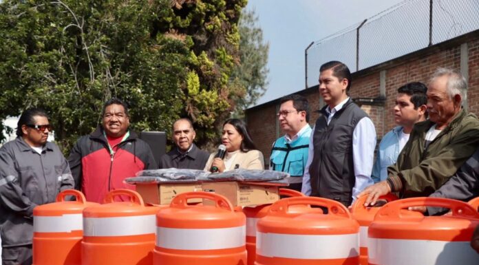 Gobierno de Lerma entrega uniformes y equipamiento a personal de Infraestructura Deportiva