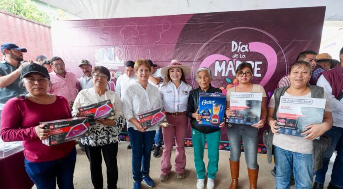 Yoselin Mendoza entrega repavimentación en la colonia Independencia y celebra a niñas, niños y madres de Nicolás Romero