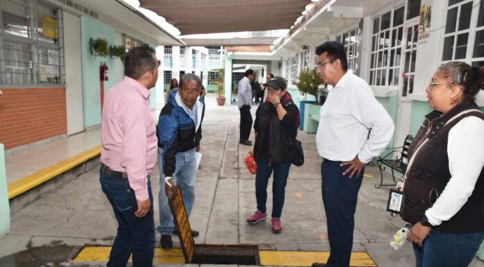 Gobierno de Teotihuacán realiza trabajos de desazolve en primaria para mejorar seguridad y movilidad