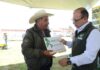 Manuel Vilchis participa en entrega de abono para productores del campo en Zinacantepec
