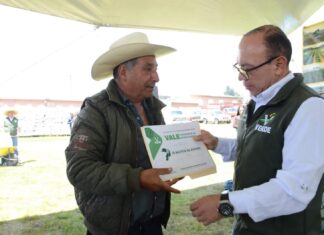 Manuel Vilchis participa en entrega de abono para productores del campo en Zinacantepec